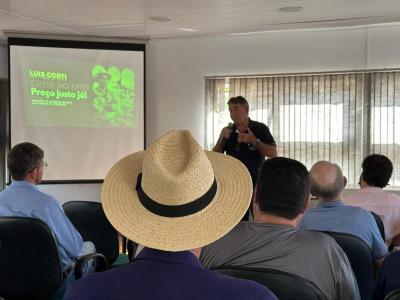 Produtores e lideranças debatem crise do leite em Laranjeiras do Sul